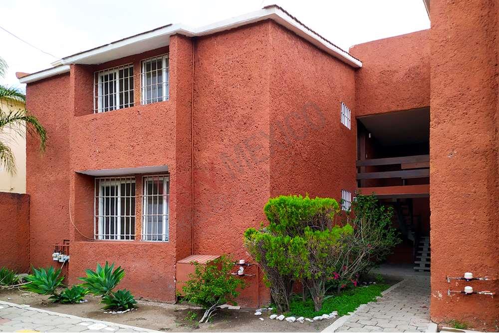 Departamento dúplex amueblado en renta. A solo 2 km del Tec de Monterrey, muy céntrico.