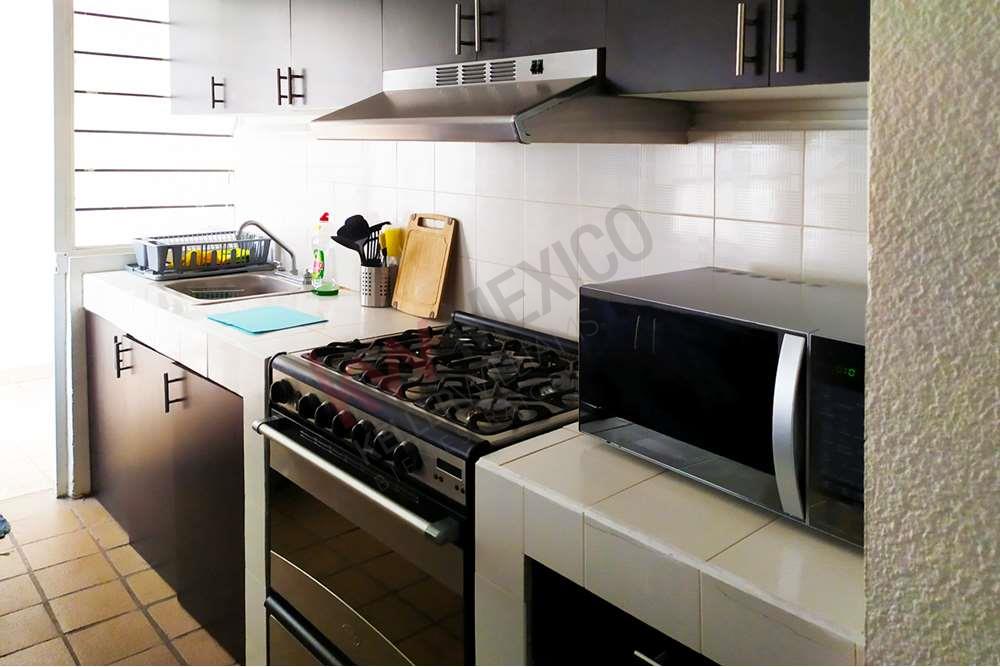 Departamento dúplex amueblado en renta. A solo 2 km del Tec de Monterrey, muy céntrico.