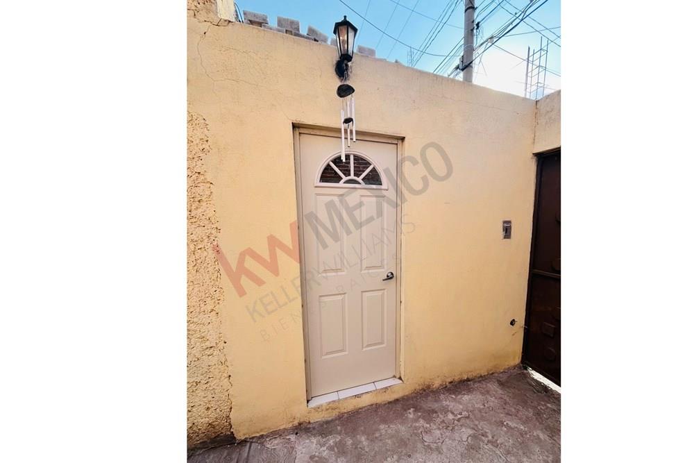 CASA DE UNA SOLA PLANTA EN JARDINES II, FRENTE AL PANTEON MUNICIPAL, CON LOCAL PARA NEGOCIO.