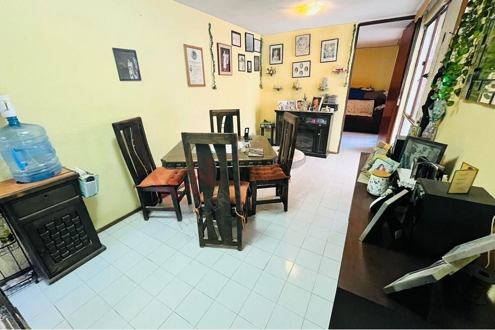 CASA DE UNA SOLA PLANTA EN JARDINES II, FRENTE AL PANTEON MUNICIPAL, CON LOCAL PARA NEGOCIO.