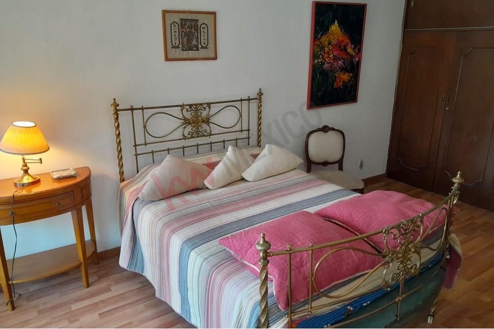 Se Renta Remara con baño amueblada cerca de Andares.