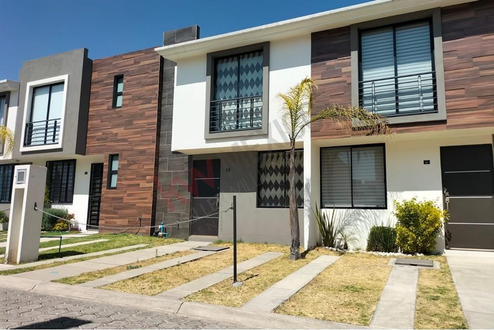 Exclusiva casa en venta con recámara en planta baja, junto a área verde y  amenidades de