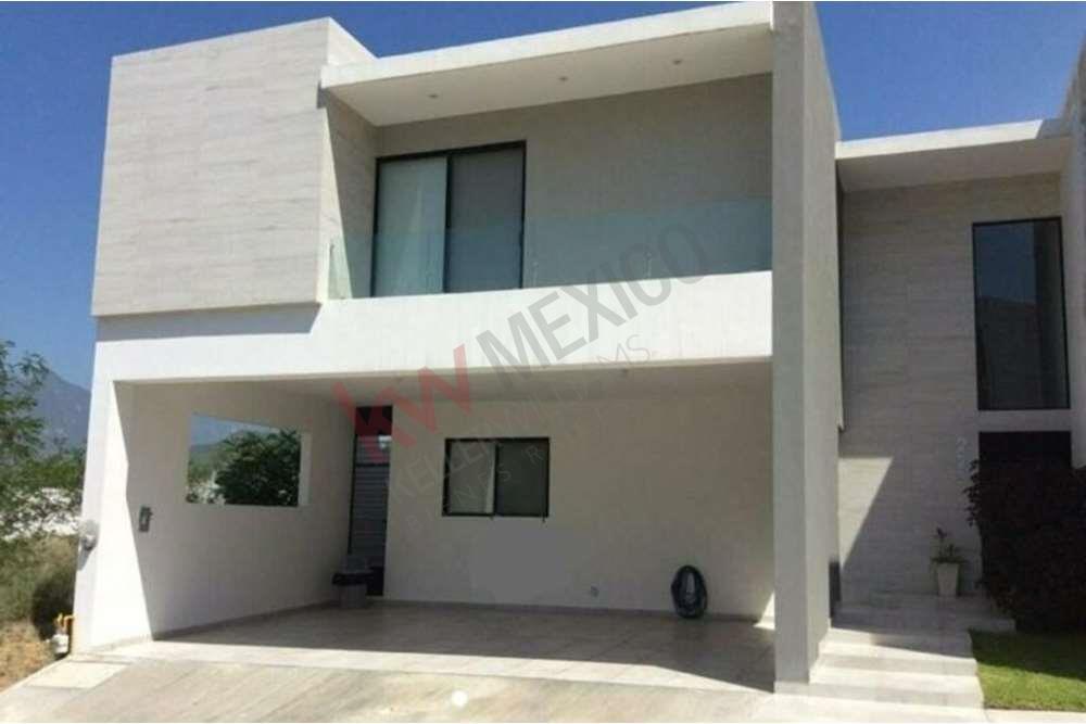Casa en venta en Laderas Residencial, Carretera Nacional, Zona Sur en Monterrey, Nuevo León.