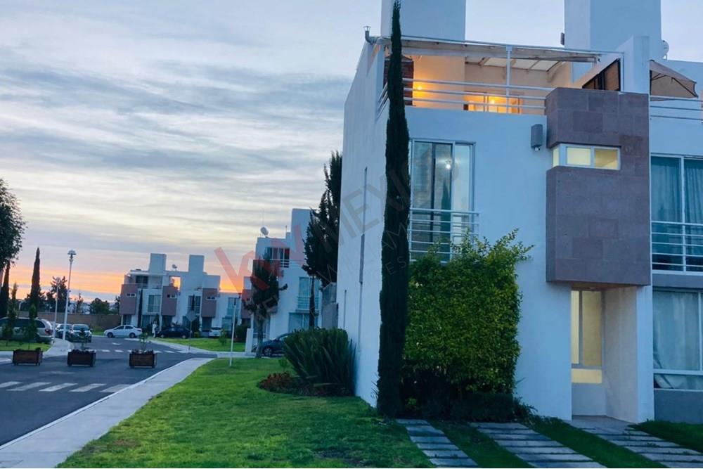 Casa en renta en esquina en Sonterra Fraccionamiento, con roof garden y  hermosas amenidades