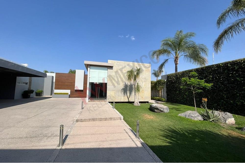RENTA CASA EN JURIQUILLA CON AMPLIO JARDÍN Y 4 RECÁMARAS