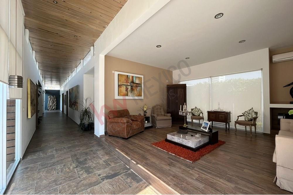 RENTA CASA EN JURIQUILLA CON AMPLIO JARDÍN Y 4 RECÁMARAS
