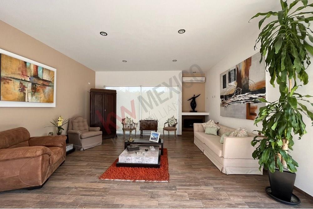RENTA CASA EN JURIQUILLA CON AMPLIO JARDÍN Y 4 RECÁMARAS