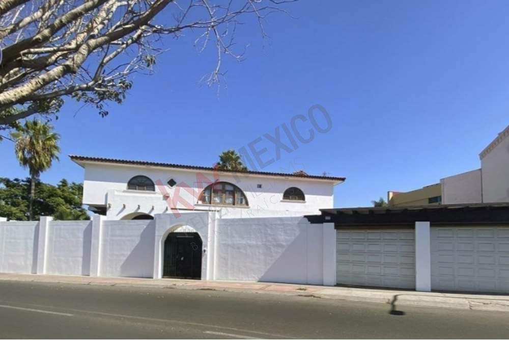 Venta de casa en Tijuana, muy amplia de 5 recamaras, en Lomas de Agua Caliente "Zona Dorada"