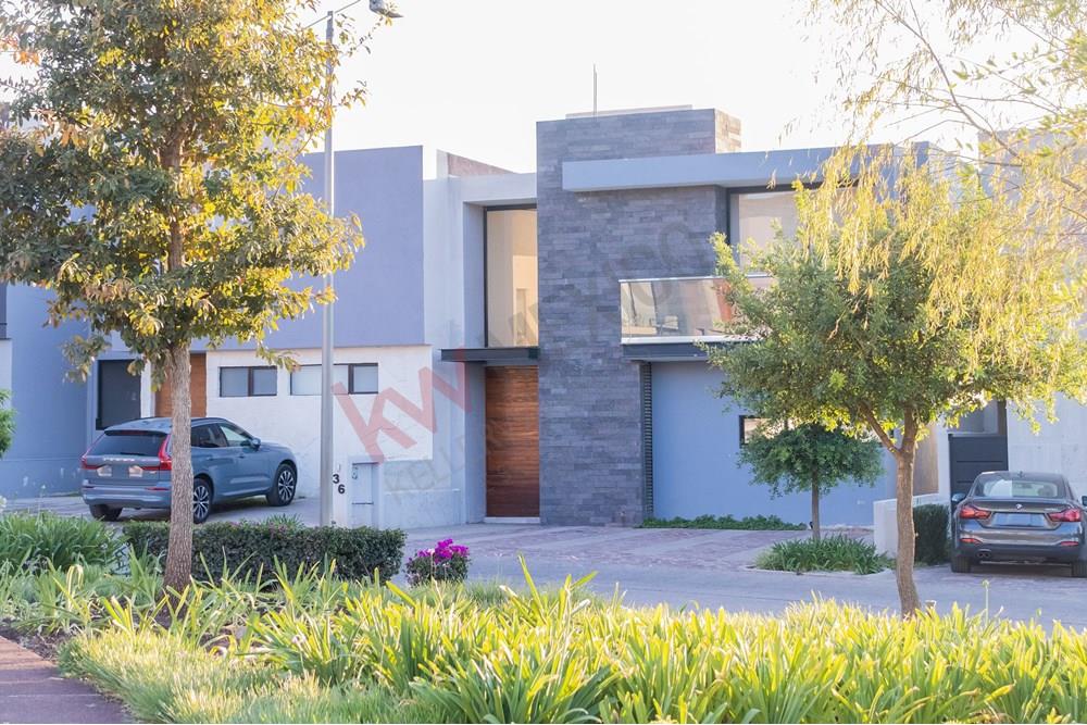 Renta de Casa en Altozano 3 Recamaras Cada Una con Baño