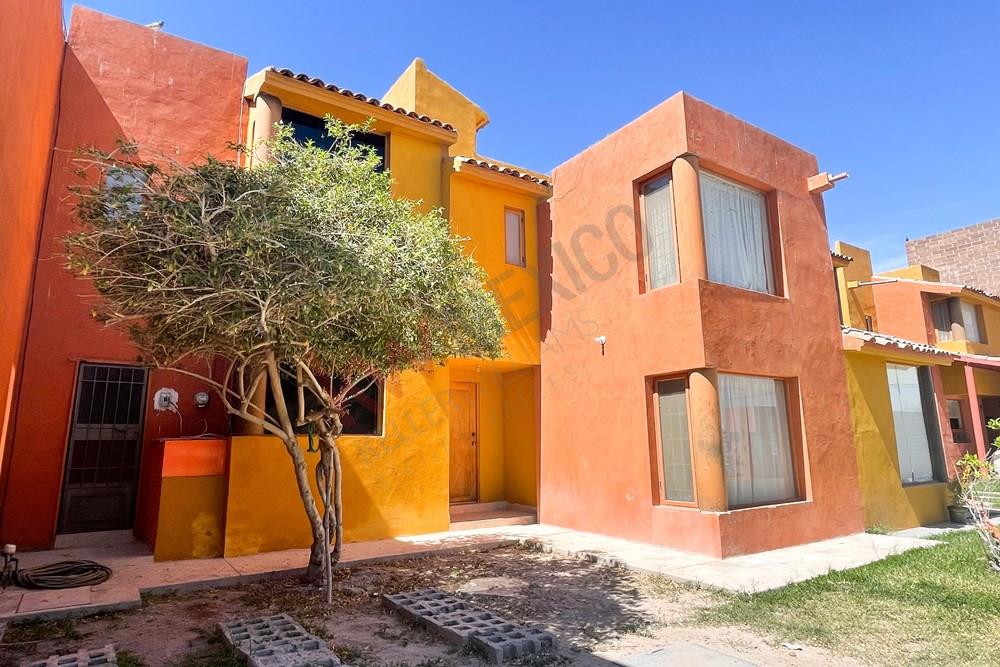 Casa en venta con espacios amplios y en cerrada con alberca, Quintas