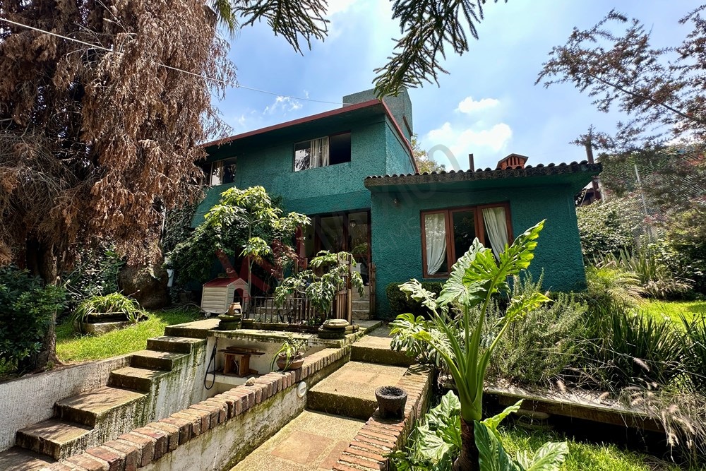 Casa de 4 recamaras con permiso para uso comercial y jardin frontal y trasero, rodeada de pinos y un acogedor ambiente.