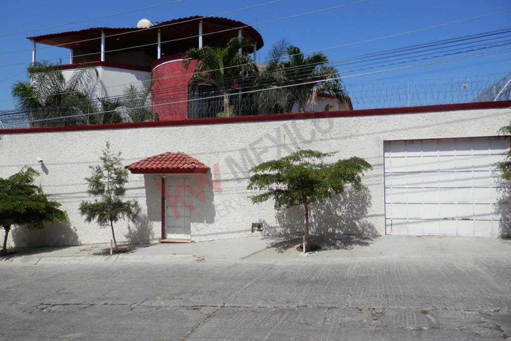 Casa en venta en Residencial La Hacienda, con Alberca y Recámara en Planta Baja