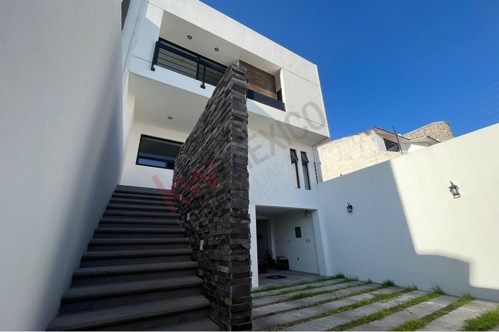 VENTA CASA EN MILENIO III RECAMARA EN PLANTA BAJA Y ROOF GARDEN