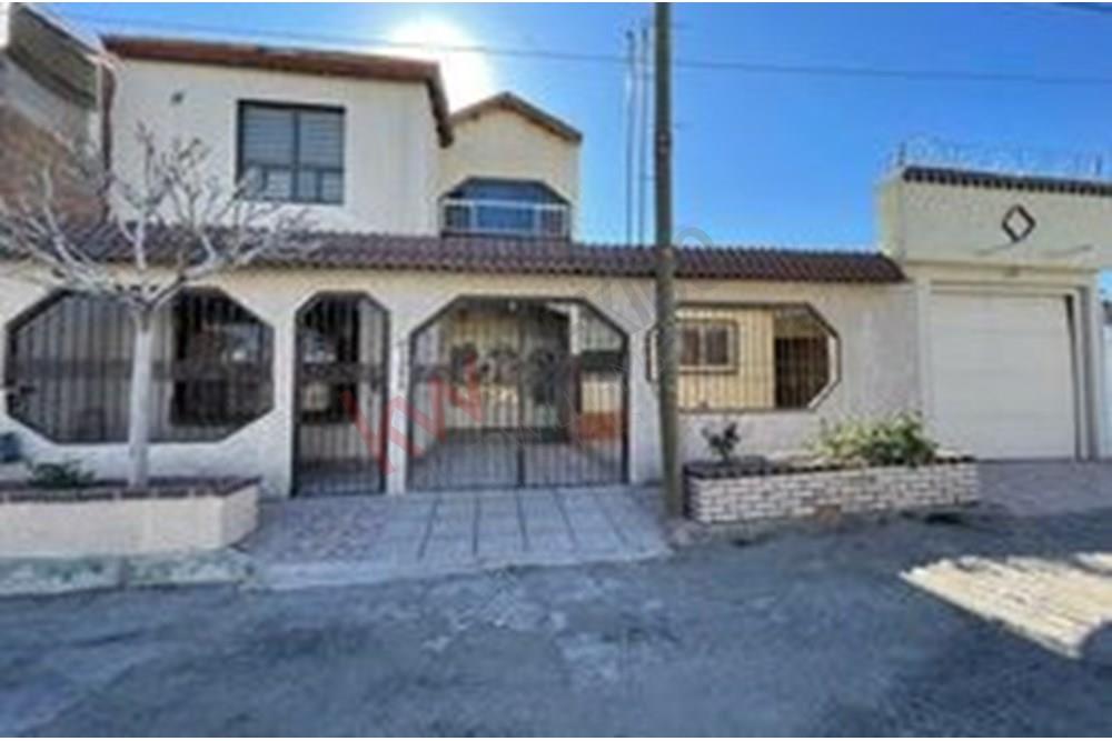 CASA EN VENTA CON 5 RECAMARAS, ALBERCA OASIS REVOLUCION