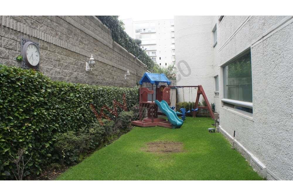 Vendo Hermoso departamento de 2 pisos con jardín privado en Interlomas , Hacienda del Ciervo