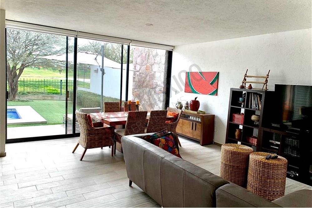 ¡Casa 'Lucia' con alberca privada y vista al campo de golf!
