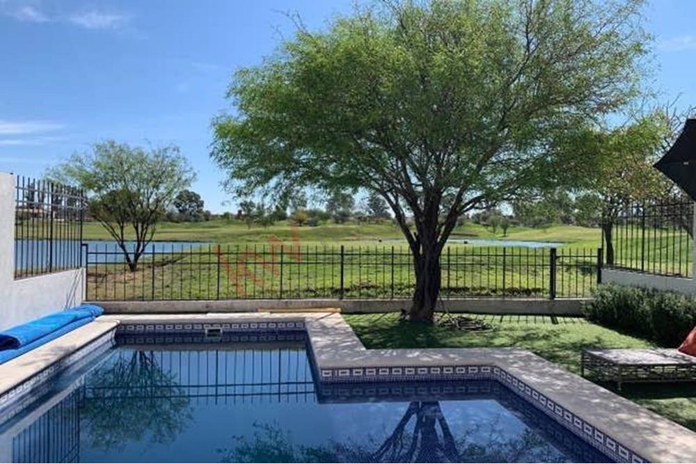 ¡Casa 'Lucia' con alberca privada y vista al campo de golf!