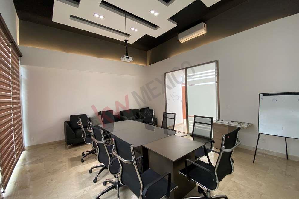 Venta de casa acondicionada para oficina con uso comercial junto a avenida Huayacán, Cancún Quintana Roo