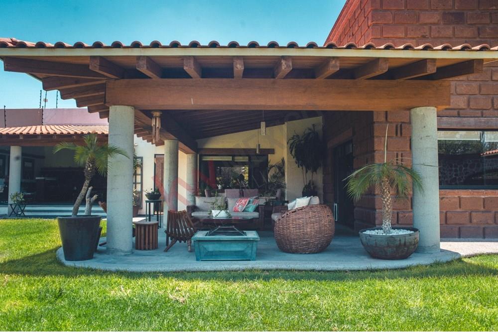Venta de Casa con 4 Recamaras y Amplio Jardín en Jurica Campestre