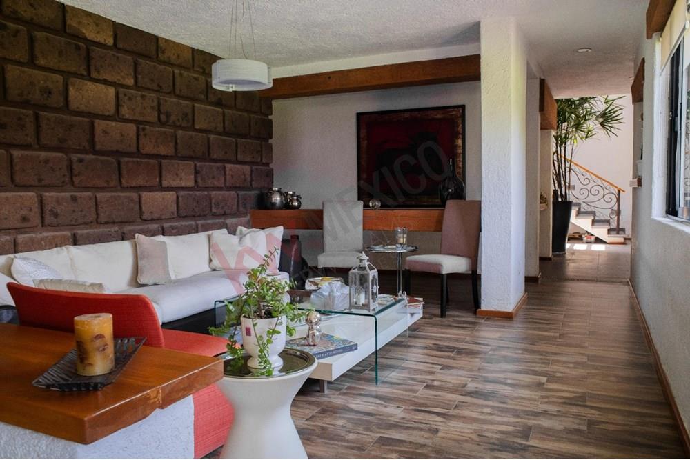 Venta de Casa con 4 Recamaras y Amplio Jardín en Jurica Campestre