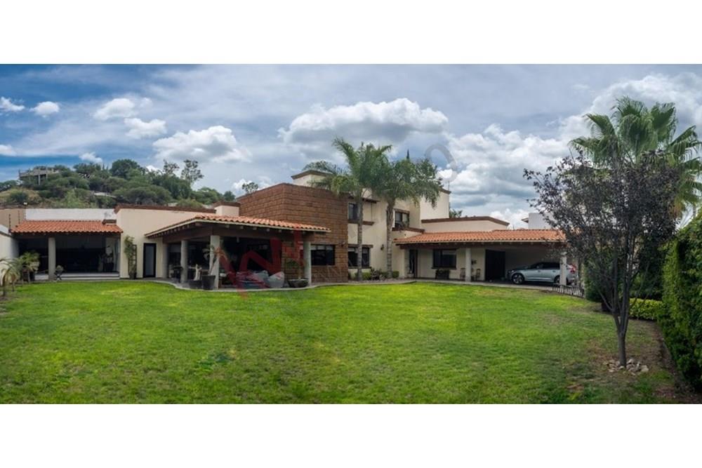 Venta de Casa con 4 Recamaras y Amplio Jardín en Jurica Campestre