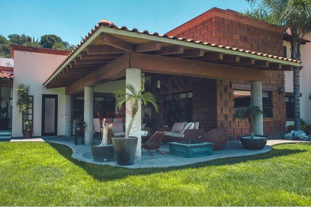 Venta de Casa con 4 Recamaras y Amplio Jardín en Jurica Campestre
