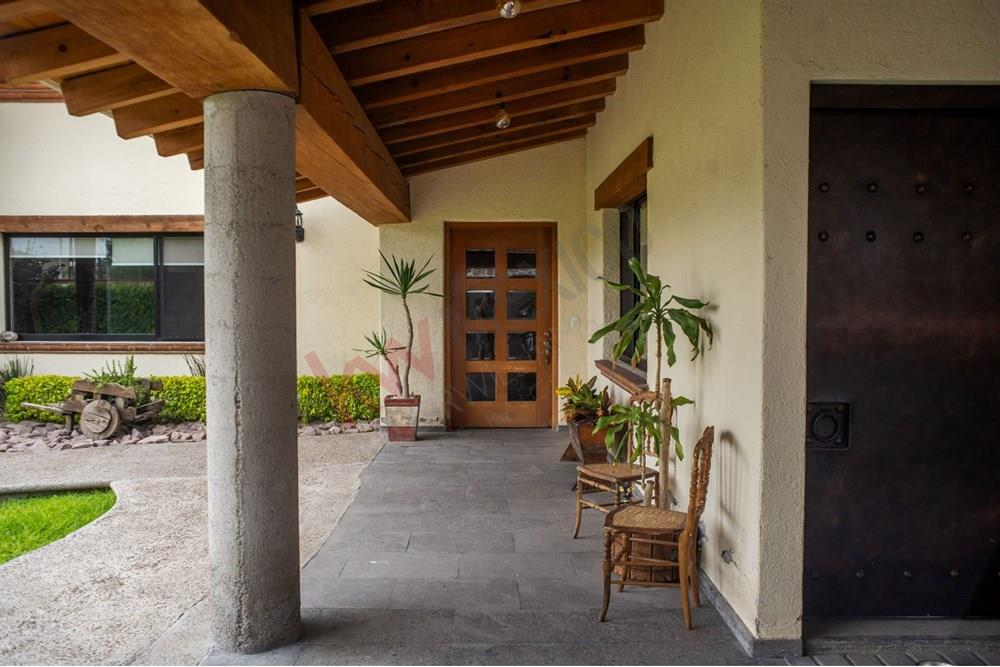 Venta de Casa con 4 Recamaras y Amplio Jardín en Jurica Campestre