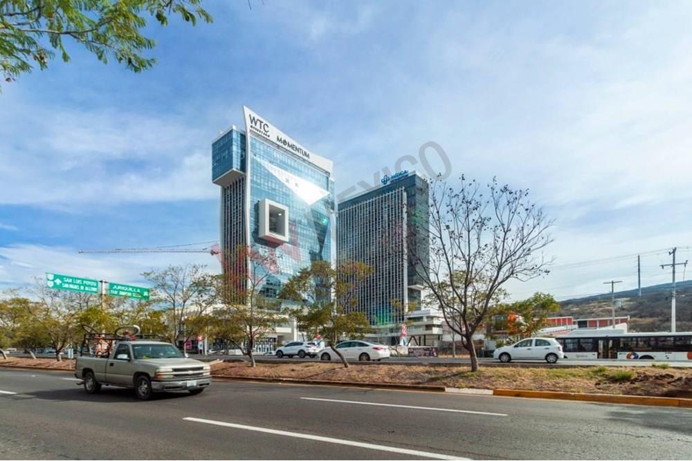 Renta de oficina con o sin amueblar en Momentum Paseo de la Republica