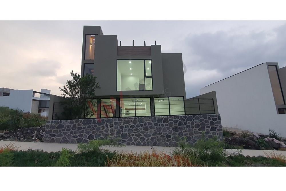 GRAN OPORTUNIDAD EN CASA EN ZIBATA DE 4 HABITACIONES CON ESTUDIO Y ROOF GARDEN