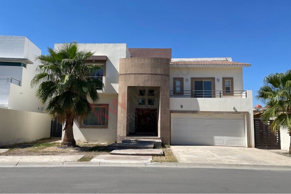 Casa en renta, en Campos Eliseos 3 enfrente de parque, 4 recamaras 4.5 baños, cuarto de servicio, estancia.  Muy segura con acceso controlado