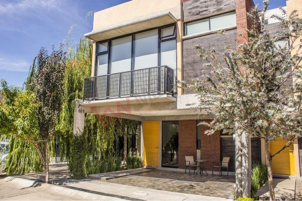 Casa en venta en Residencial Castilla La Nueva $2,340,000.00 a un costado de Zona Industrial