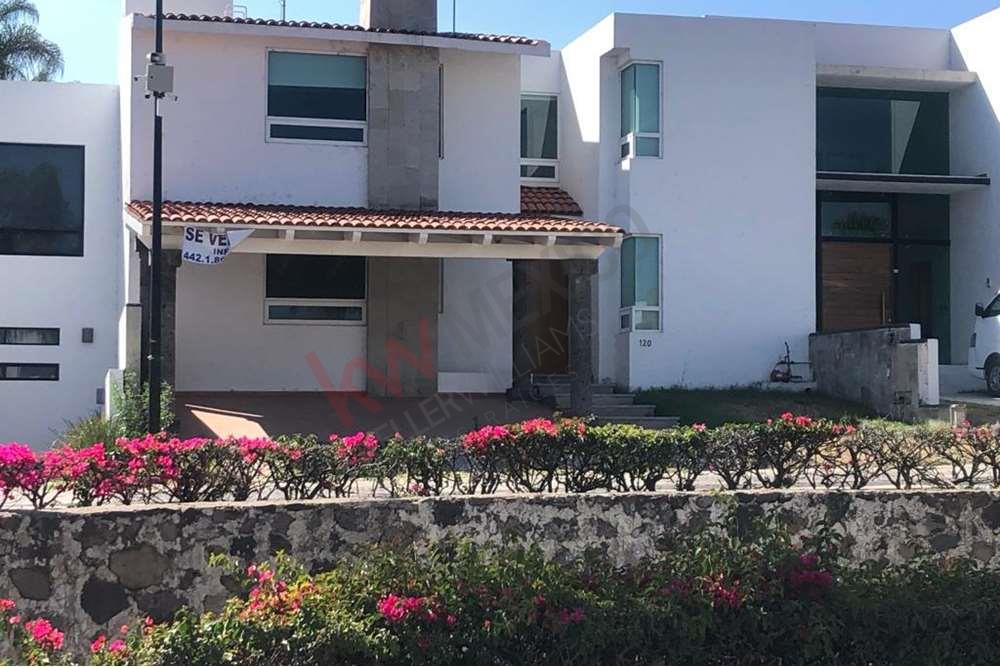 Casa en VENTA, un amplío jardín, espacios grandes, acabados de lujo, un  lugar para vivir en familia