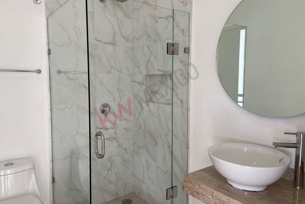 Casa 4 habitaciones, Roof garden y vista a Reserva Natural,  frente a Plaza Paseo Querétaro