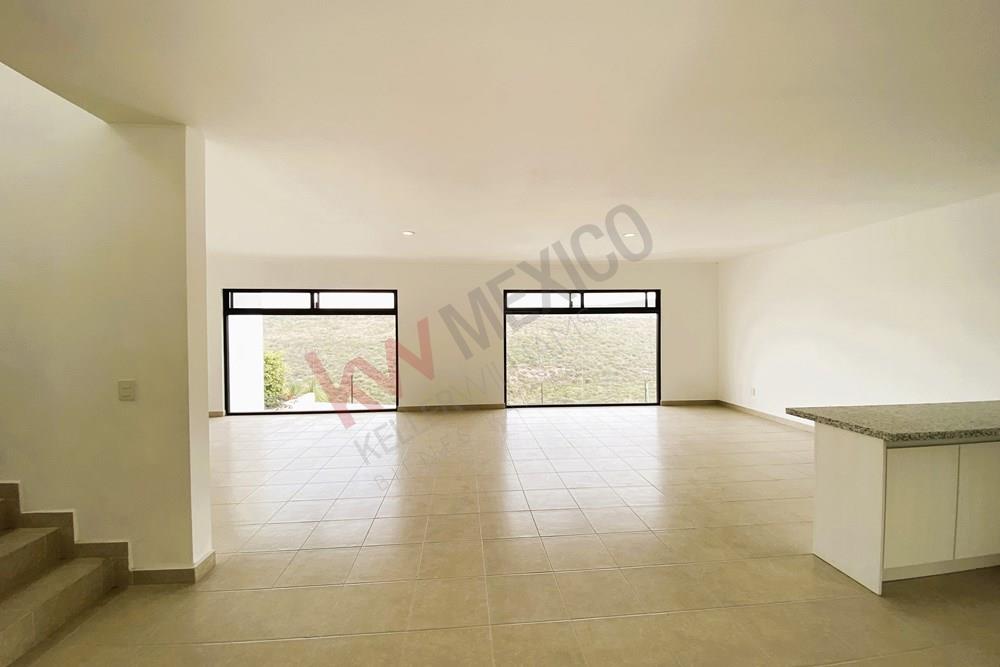 Casa 4 habitaciones, Roof garden y vista a Reserva Natural,  frente a Plaza Paseo Querétaro