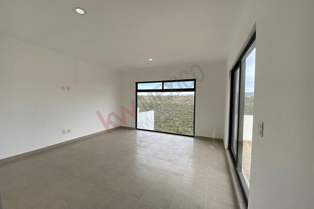 Casa 4 habitaciones, Roof garden y vista a Reserva Natural,  frente a Plaza Paseo Querétaro