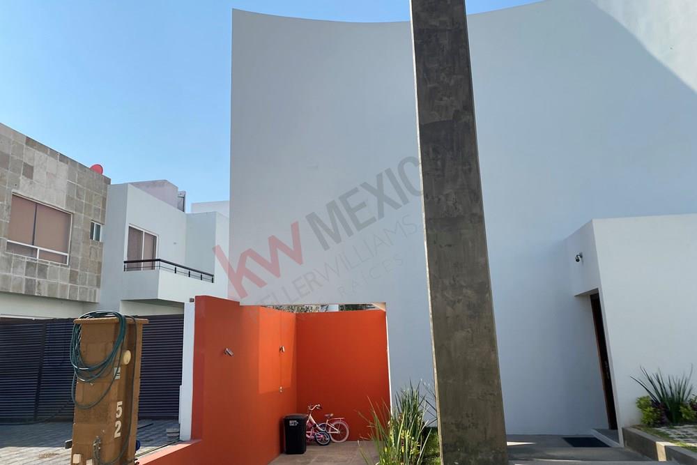 RESIDENCIAL EN PUERTA REAL DE 3 PISOS DOBLE ALTURA CON ACABADOS ELEGANTES  284 M2 DE CONSTRUCCIÓN.