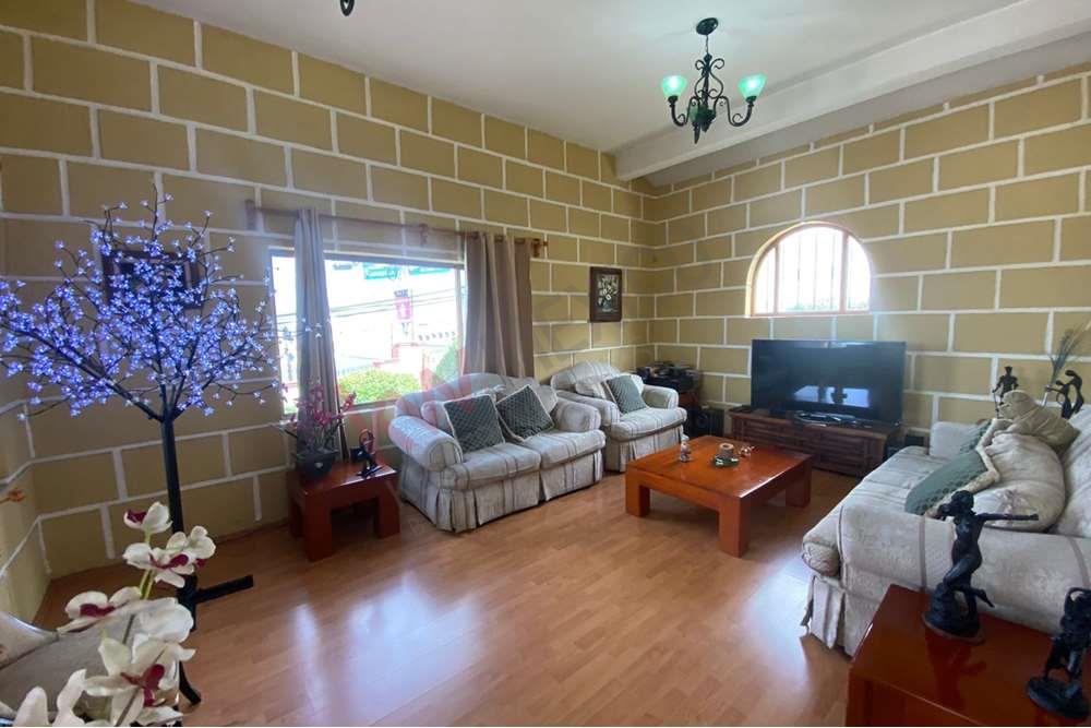 OPORTUNIDAD, BAJA DE PRECIO (antes 5.9mdp) 'Hermosa Casa colonial en Esquina, construida en desniveles, 2 frentes con cochera doble, jardín, terraza panorámica con increíble vista a la Ciudad'