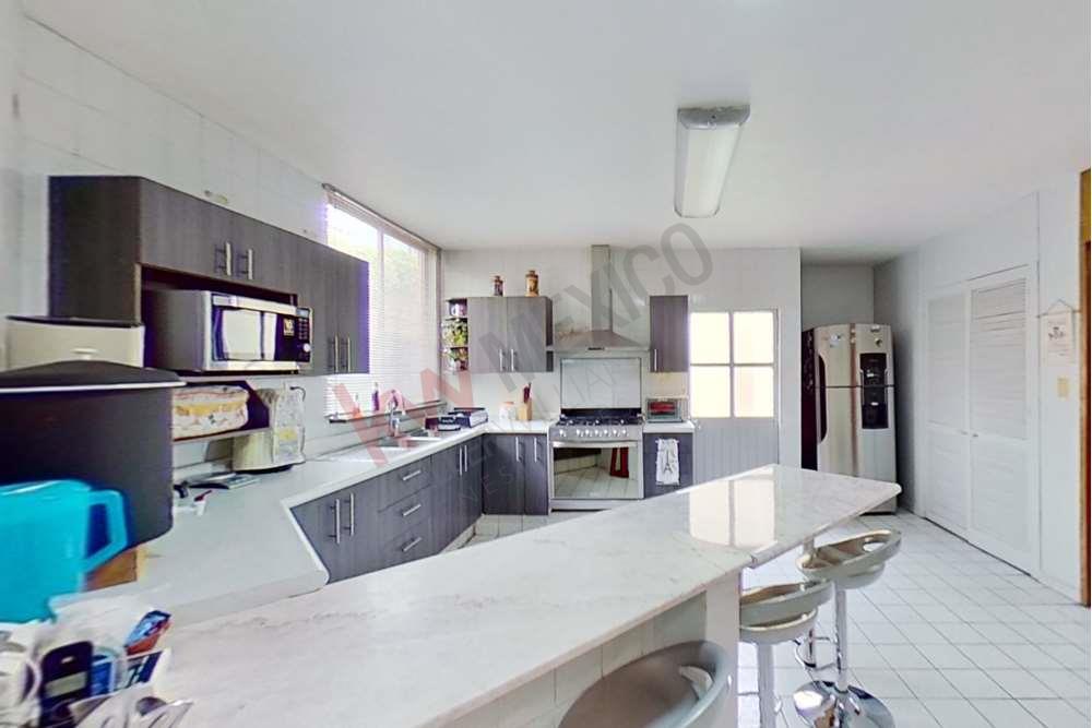 OPORTUNIDAD, BAJA DE PRECIO (antes 5.9mdp) 'Hermosa Casa colonial en Esquina, construida en desniveles, 2 frentes con cochera doble, jardín, terraza panorámica con increíble vista a la Ciudad'