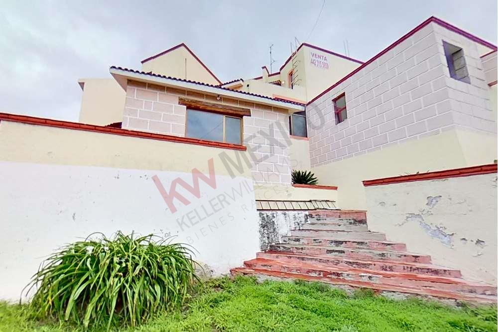 OPORTUNIDAD, BAJA DE PRECIO (antes 5.9mdp) 'Hermosa Casa colonial en Esquina, construida en desniveles, 2 frentes con cochera doble, jardín, terraza panorámica con increíble vista a la Ciudad'