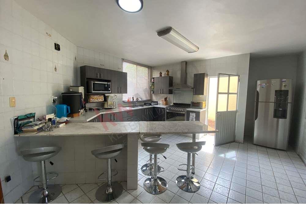 OPORTUNIDAD, BAJA DE PRECIO (antes 5.9mdp) 'Hermosa Casa colonial en Esquina, construida en desniveles, 2 frentes con cochera doble, jardín, terraza panorámica con increíble vista a la Ciudad'