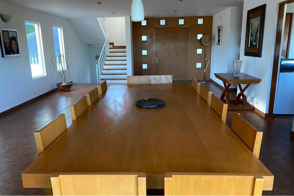 Residencia en Venta en el Fraccionamiento Vista Real Country Club, 4 recámaras, amplio jardín, excelente iluminación, tranquilidad, confort, seguridad.