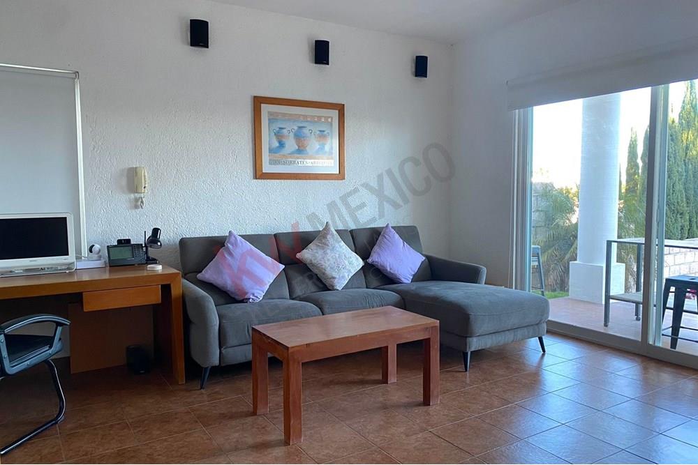Residencia en Venta en el Fraccionamiento Vista Real Country Club, 4 recámaras, amplio jardín, excelente iluminación, tranquilidad, confort, seguridad.