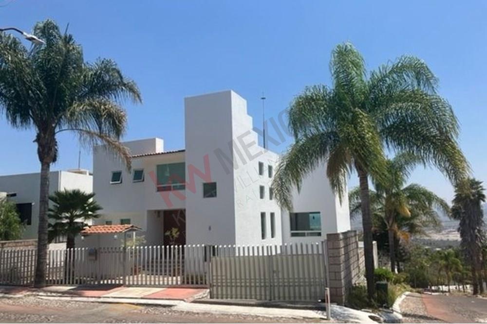 Residencia en Venta en el Fraccionamiento Vista Real Country Club, 4 recámaras, amplio jardín, excelente iluminación, tranquilidad, confort, seguridad.