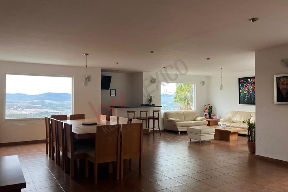 Residencia en Venta en el Fraccionamiento Vista Real Country Club, 4 recámaras, amplio jardín, excelente iluminación, tranquilidad, confort, seguridad.