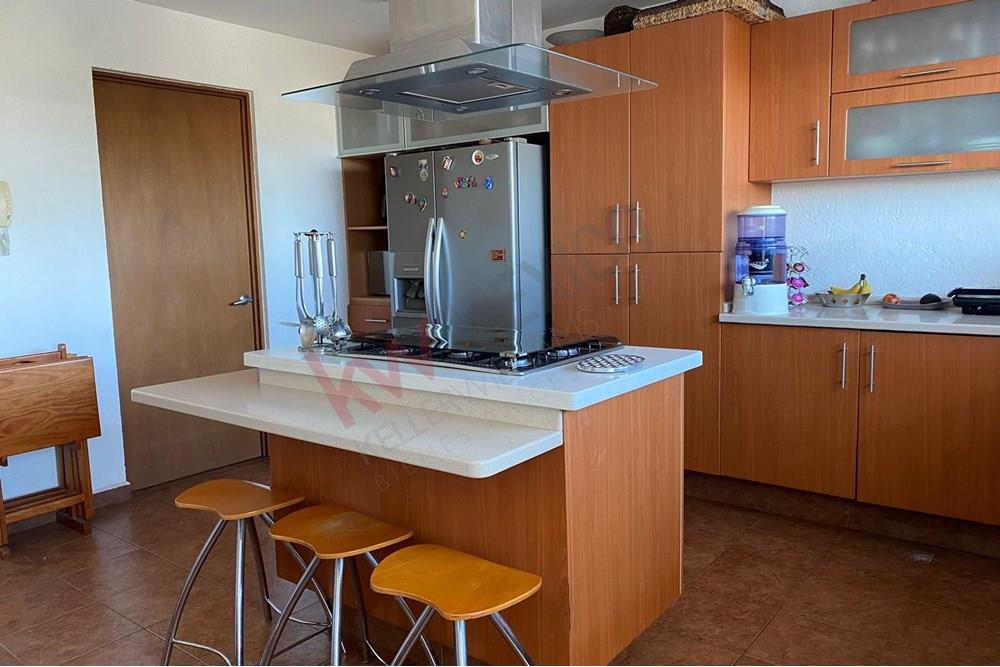 Residencia en Venta en el Fraccionamiento Vista Real Country Club, 4 recámaras, amplio jardín, excelente iluminación, tranquilidad, confort, seguridad.