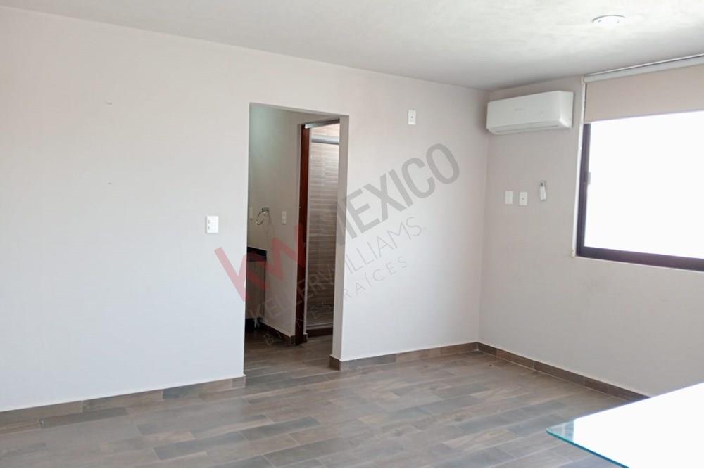 CASA EN RENTA EL REFUGIO TRES HABITACIONES CON BAÑO PROPIO CADA UNA Y ALBERCA