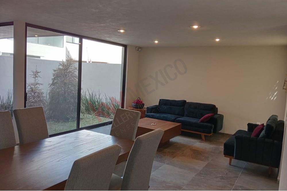 CASA EN RENTA EL REFUGIO TRES HABITACIONES CON BAÑO PROPIO CADA UNA Y ALBERCA