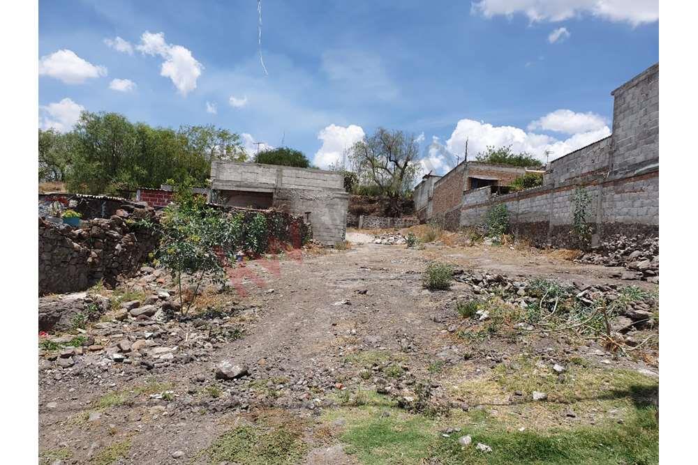 Terreno con uso de suelo habitacional H2 con factibilidad para locales comerciales en San Juan del Río Qro.