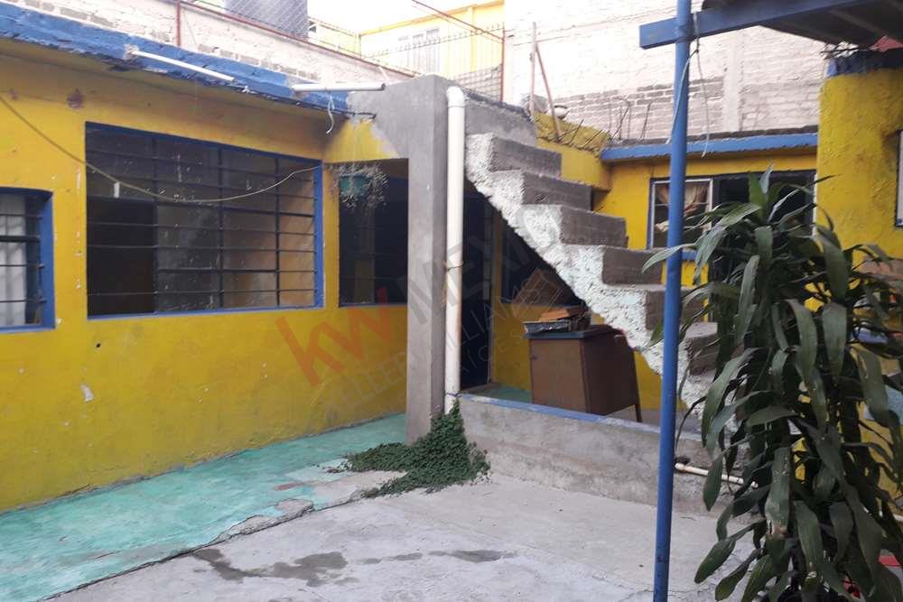 Se vende casa como terreno para remodelar o construir en Ciu