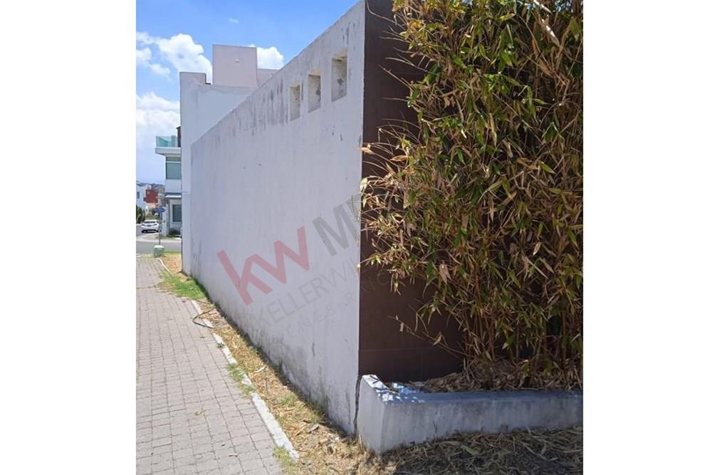 TERRENO EN VENTA EN EL REFUGIO, SOBRE CALLE DENTRO DEL FRACC, FACTIBLE CAMBIO DE USO SUELO